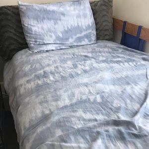 Dormify Twin/Twin XL Comforter and Sham Set